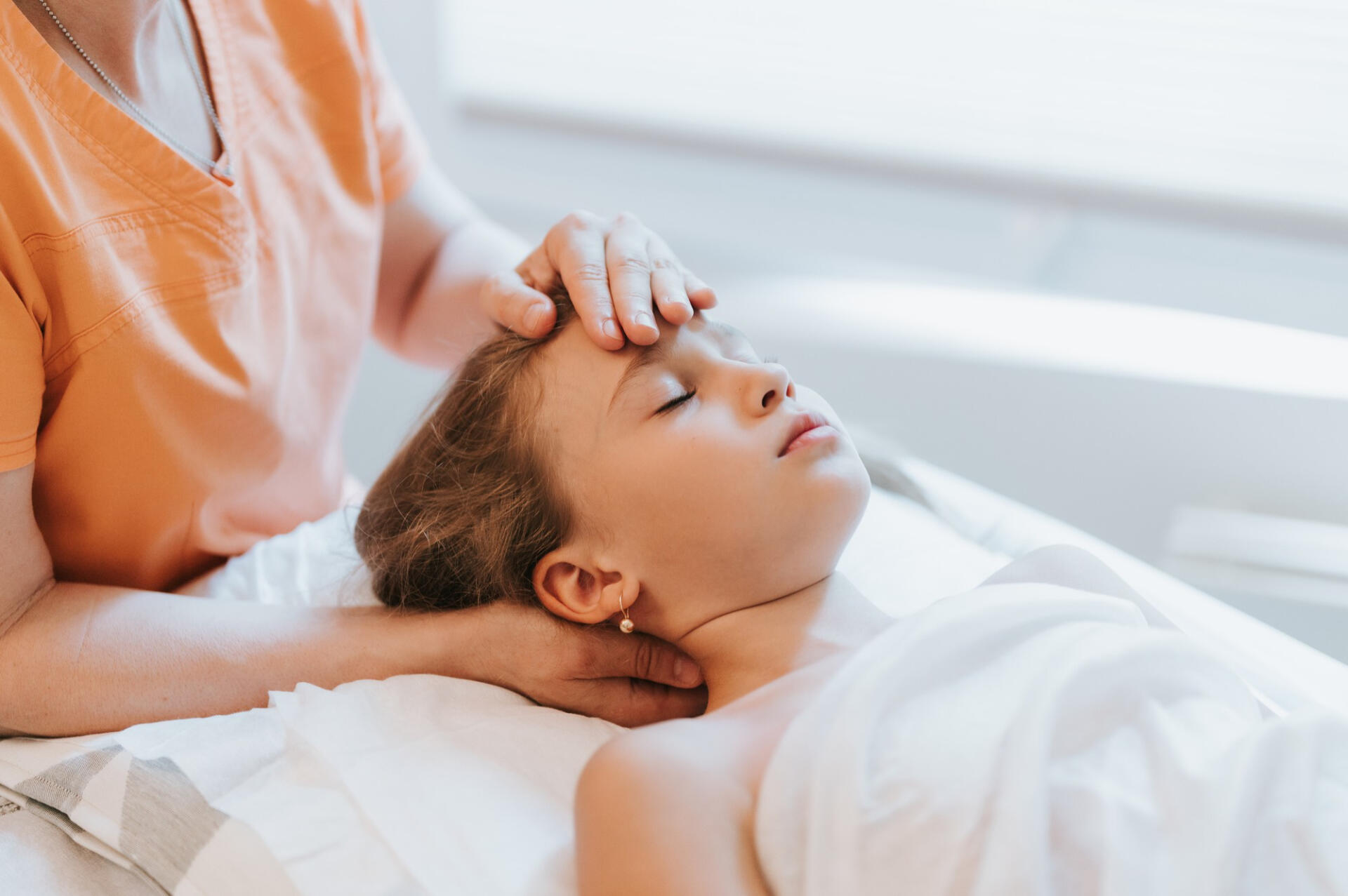 Consultation d'ostéopathie : palpation et bilan d'un patient