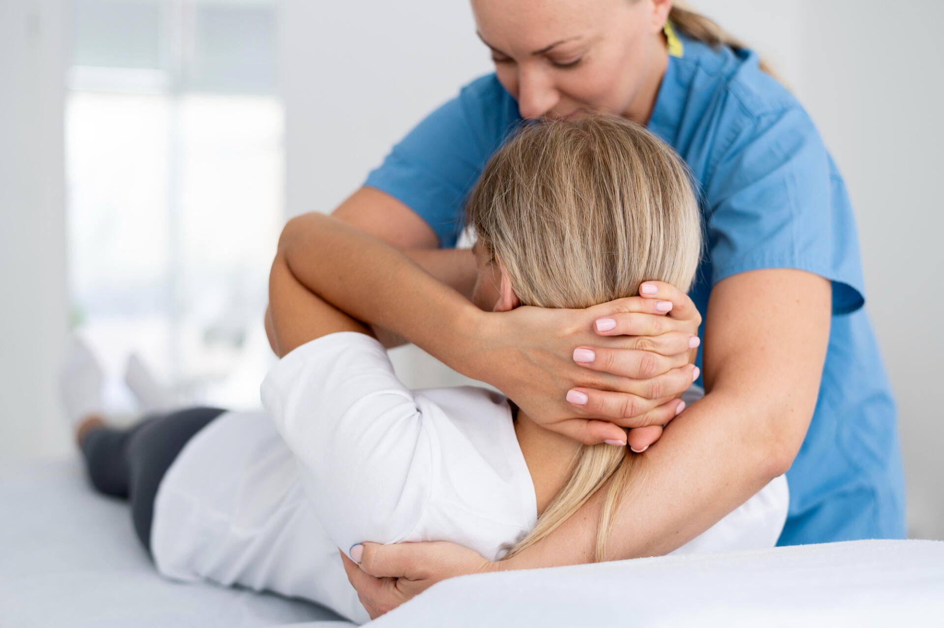 Ostéopathe réalisant une prise en charge manuelle sur un patient adulte